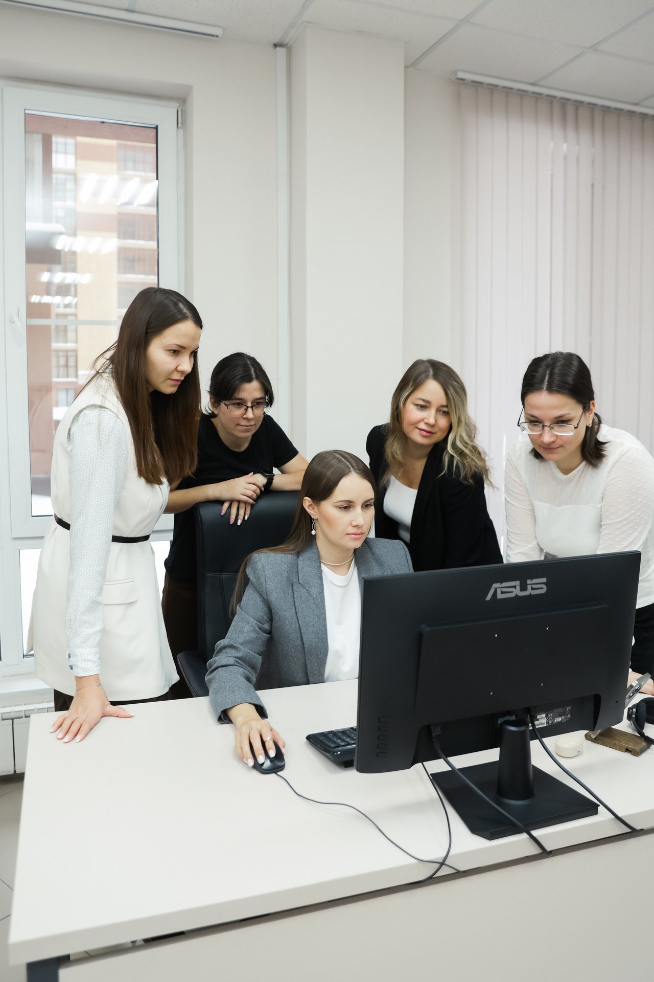 Специалисты КСА показывают работу сервиса
